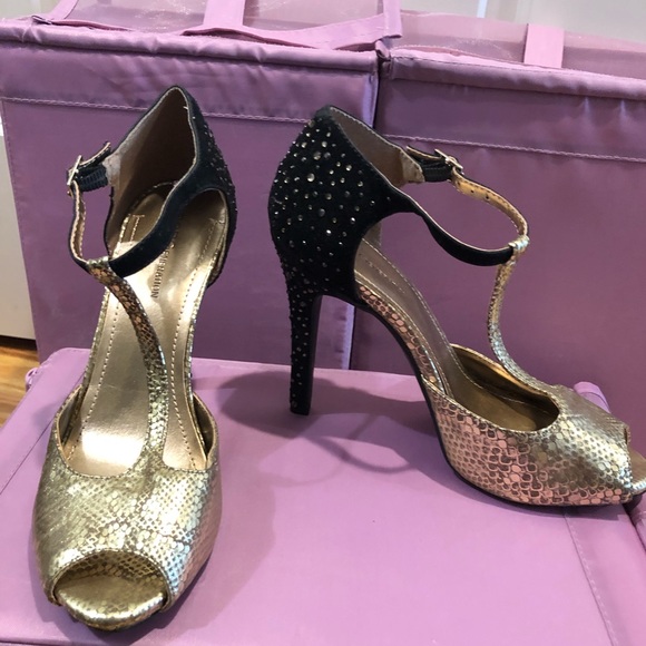 Beautiful BCBG size 7 heels - Picture 2 of 3